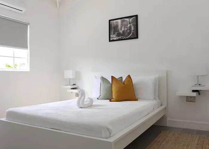 Eshae Living - Spacious 2br With Breakfast & Pool Holiday home