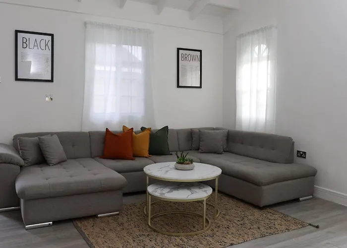 Eshae Living - Spacious 2br With Breakfast & Pool Holiday home Ocho Rios