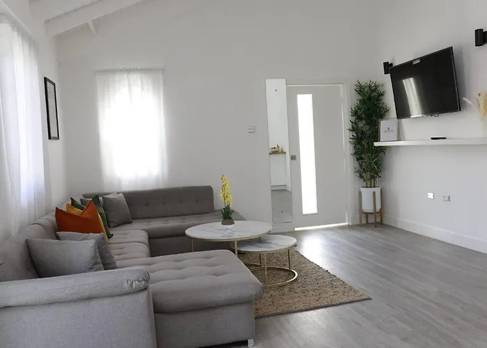 Eshae Living - Spacious 2br With Breakfast & Pool