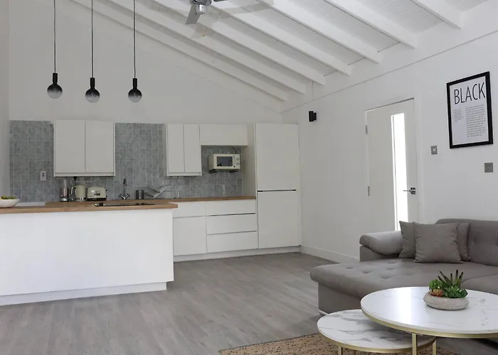 Eshae Living - Spacious 2br With Breakfast & Pool Ocho Rios