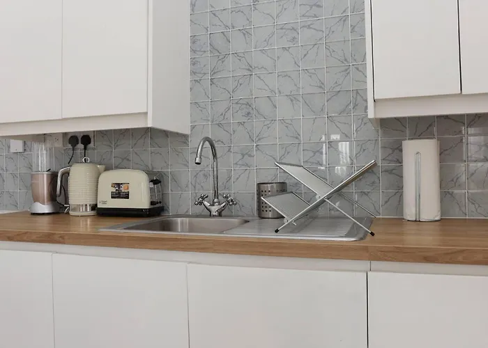 Eshae Living - Spacious 2br With Breakfast & Pool Holiday home