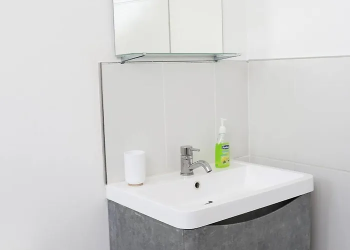 Eshae Living - Spacious 2br With Breakfast & Pool *