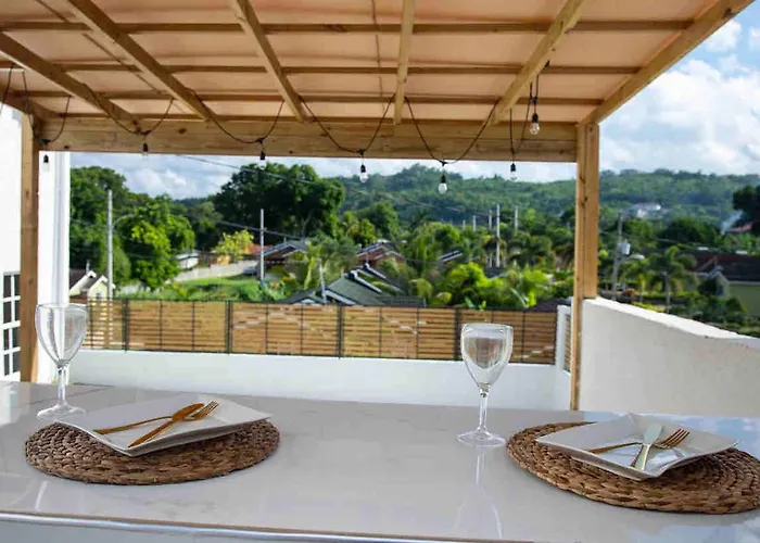 Eshae Living - Spacious 2br With Breakfast & Pool * Ocho Rios