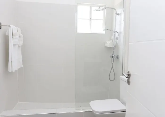 Eshae Living - Spacious 2br With Breakfast & Pool *